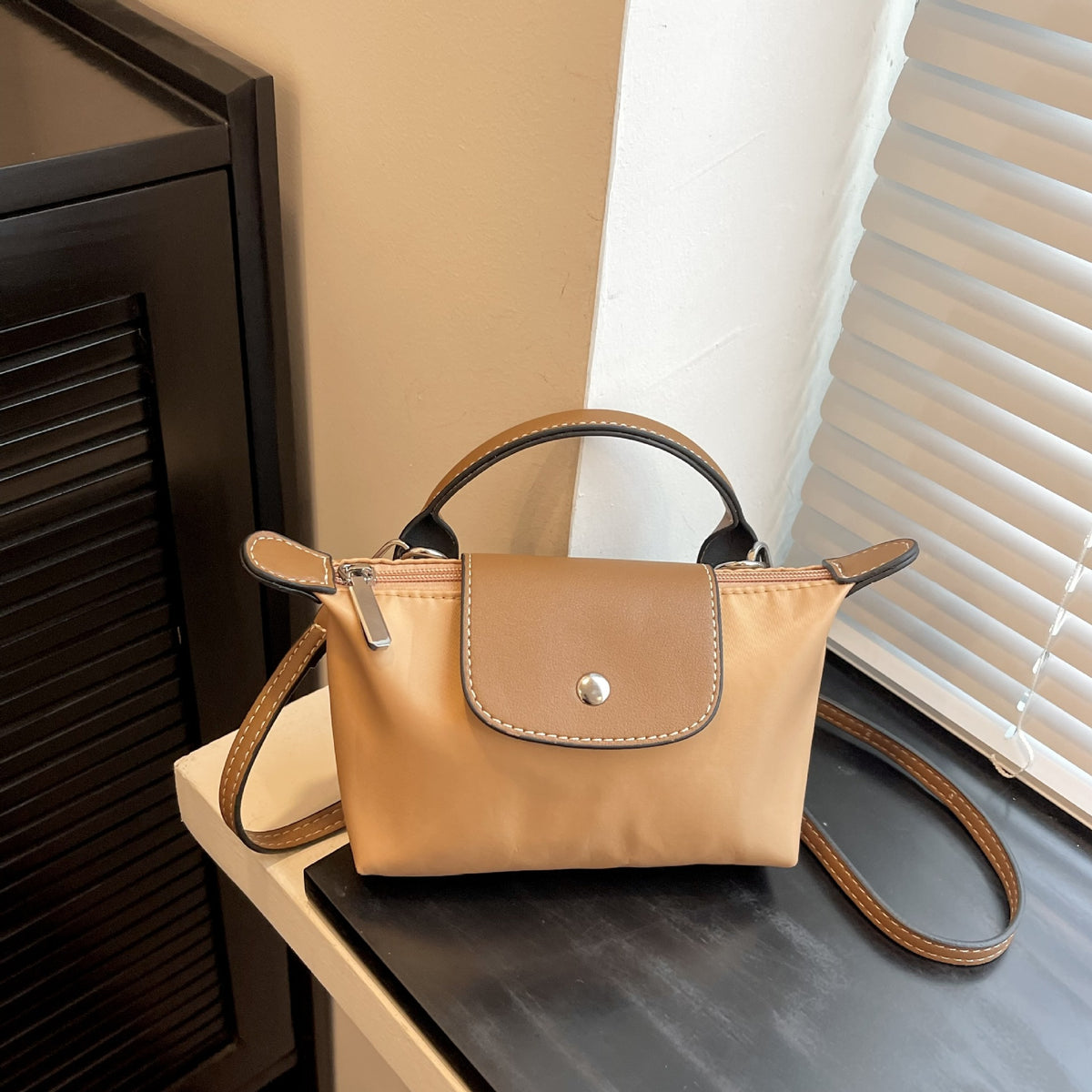 Retro fashion versatile women's bag, shoulder crossed, carrying high-end nylon dumpling bag